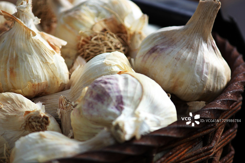 桌子上篮子里的大蒜特写图片素材