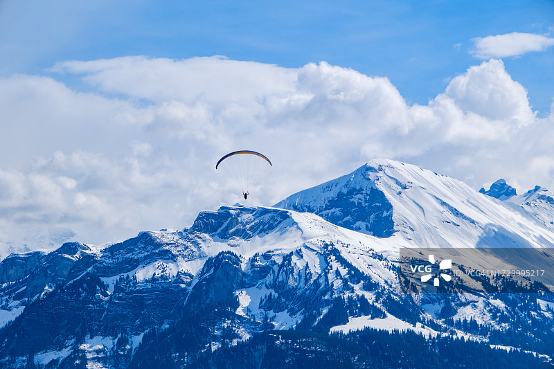仰视滑翔伞的人图片素材