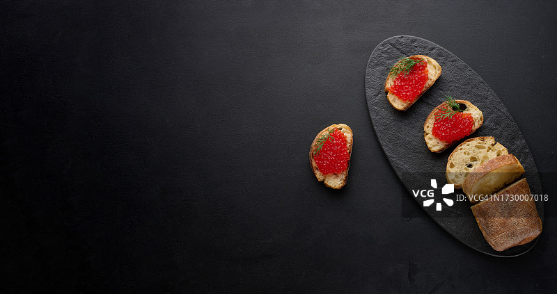 黑色背景上食物的俯视图图片素材