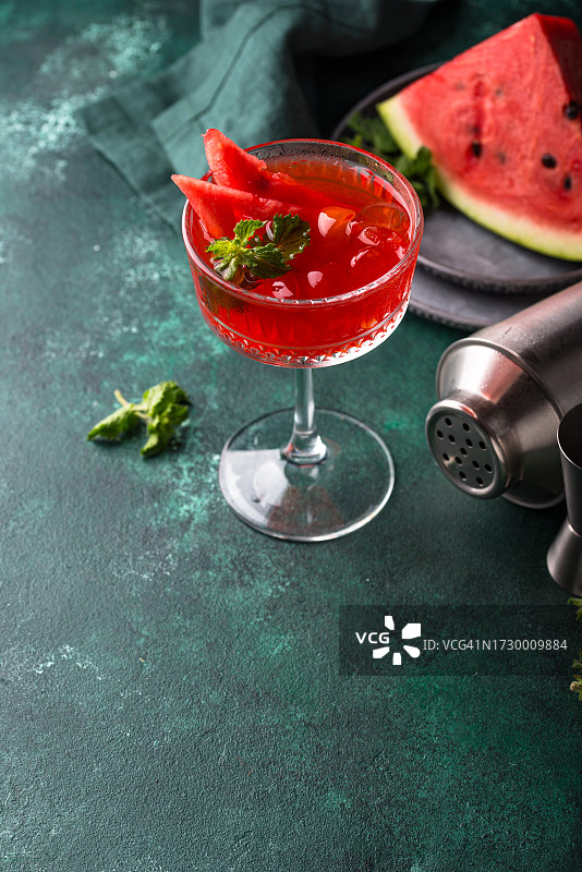 桌子上西瓜片饮品俯视角度图片素材