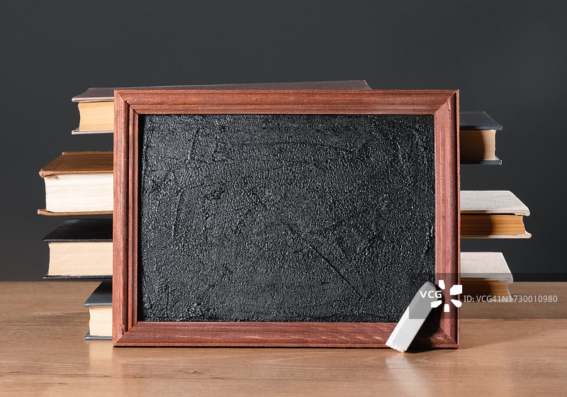黑板特写，桌上有书，黑色背景图片素材