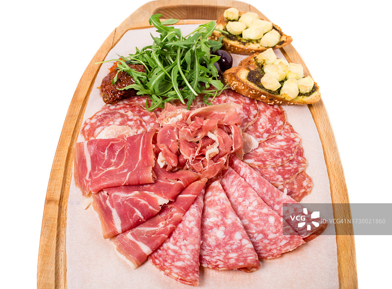 白色背景下砧板上的肉类俯视图图片素材