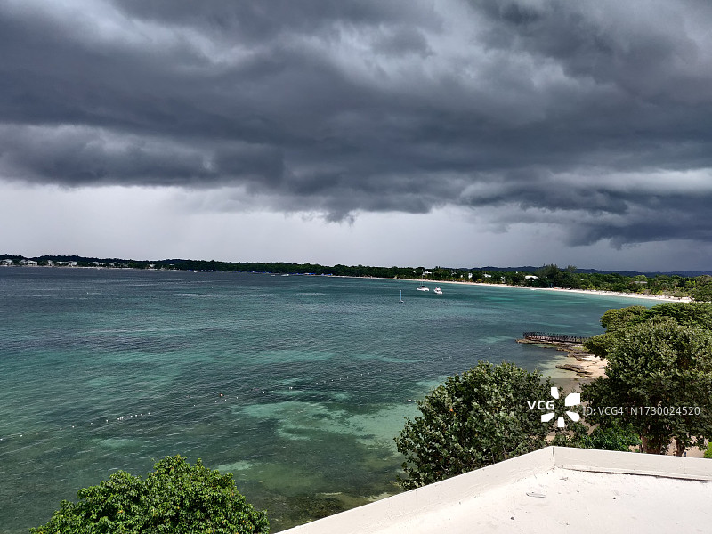 多云的天空衬托着美丽的海景图片素材