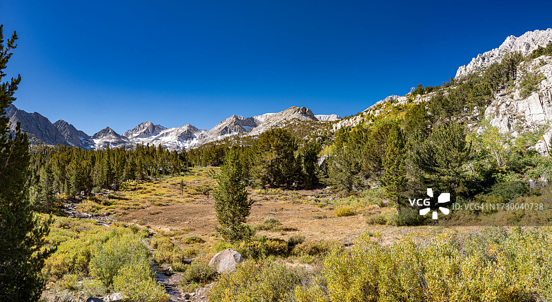 加州内华达山脉约翰·缪尔荒野地区的小湖泊山谷。亚高山地区。秋季。花岗岩山脉环绕山谷。图片素材