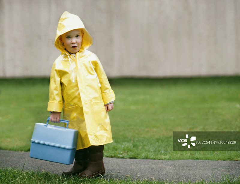 雨中上学的男孩图片素材