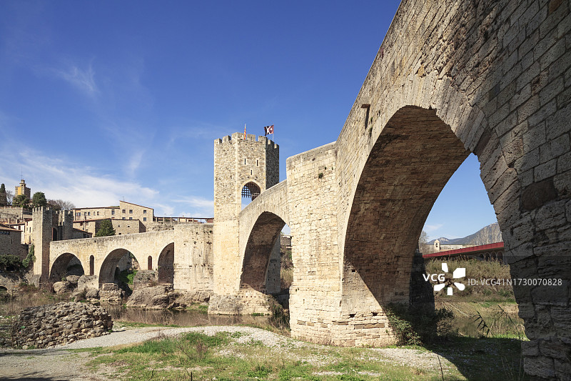 西班牙贝萨卢古桥村庄仰视图片素材