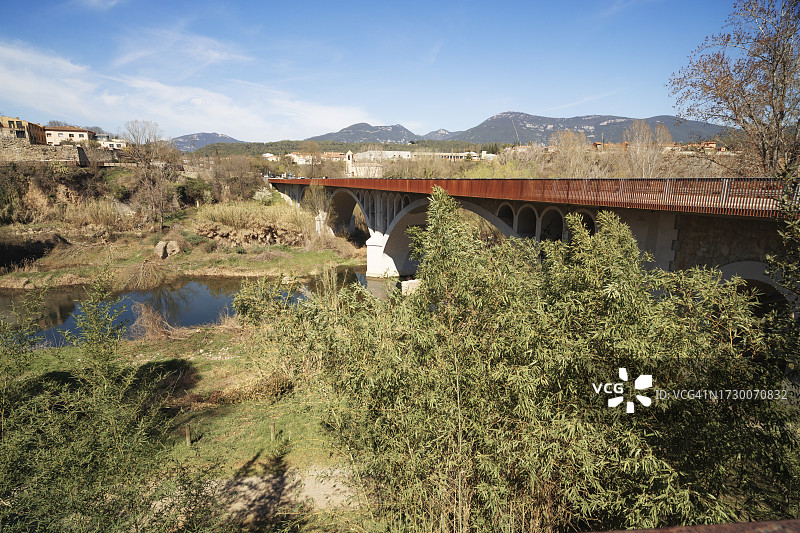 弗卢维亚河上的新桥，西班牙加泰罗尼亚贝萨卢图片素材