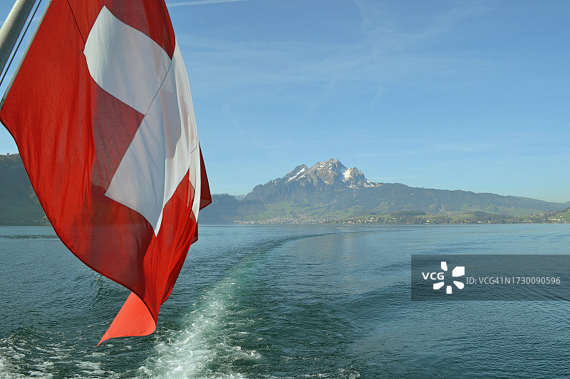 琉森湖上的帆船图片素材