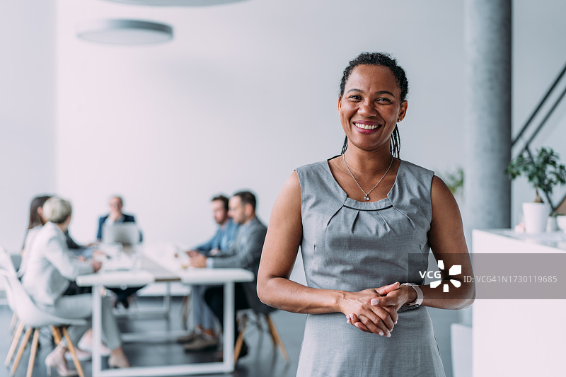 自信的女商人和她的团队图片素材