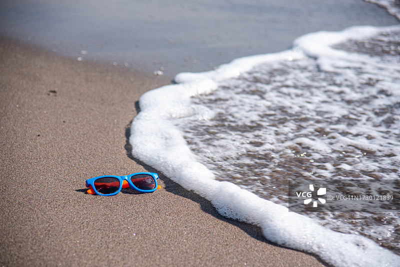 沙滩上沙子的太阳镜特写图片素材