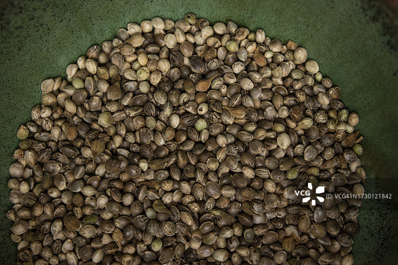 桌子上胡椒粒的高角度视图图片素材