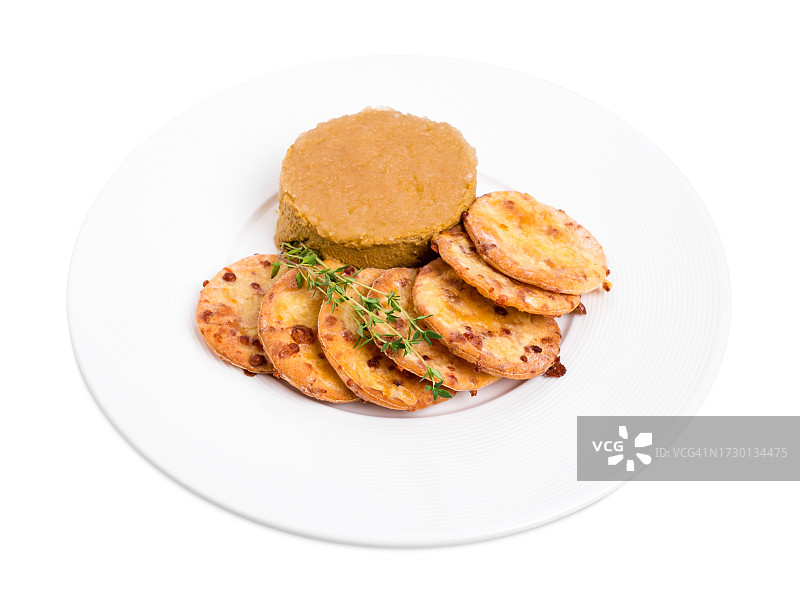 白色背景下的盘中食物特写图片素材