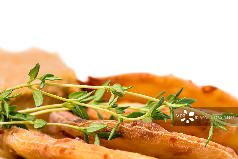 白色背景下的盘中美食特写图片素材