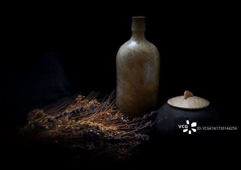 黑色背景下的瓶子特写图片素材