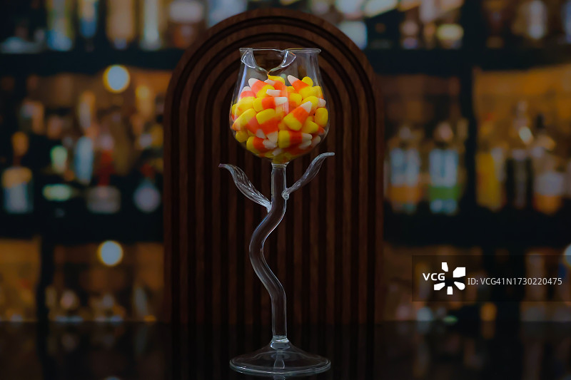 玫瑰形酒杯中的糖果玉米图片素材