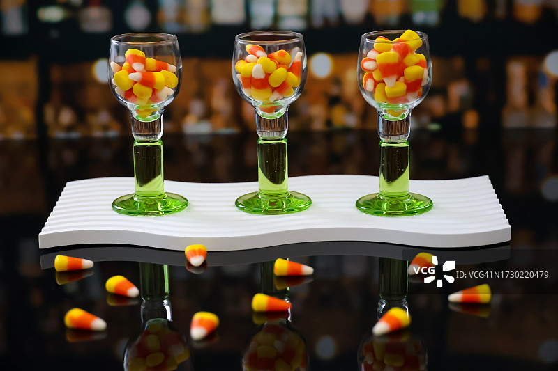 玻璃杯里的糖果玉米图片素材