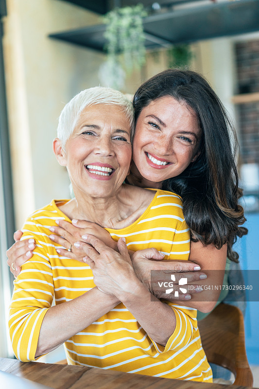 老年母亲与成年女儿的肖像图片素材