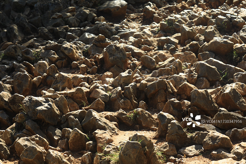 通往默主歌耶显灵山的岩石小路图片素材