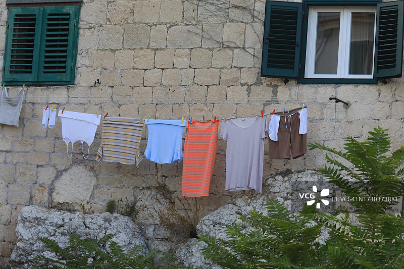 欧洲住宅楼晾晒衣物图片素材