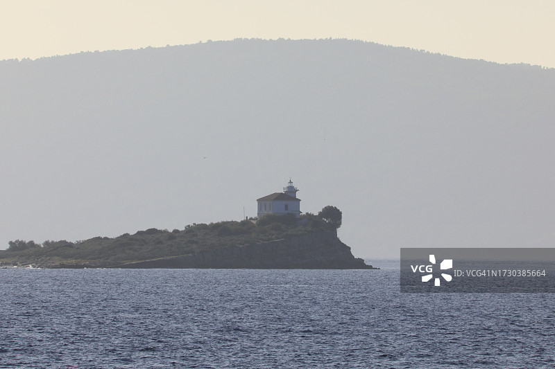 悬崖上的灯塔和看守人的房子图片素材