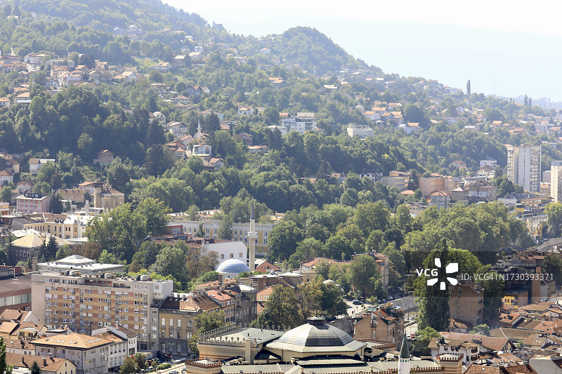 白天萨拉热窝城市景观的鸟瞰图图片素材