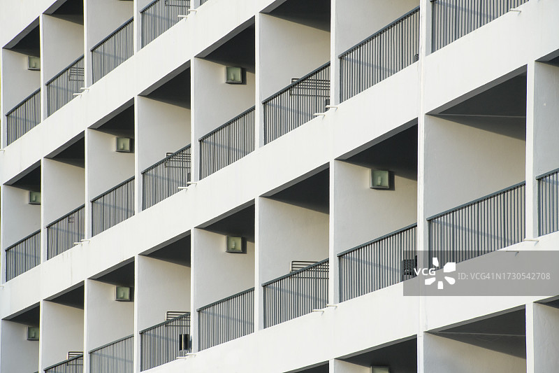 建筑外墙阳台的几何结构图片素材