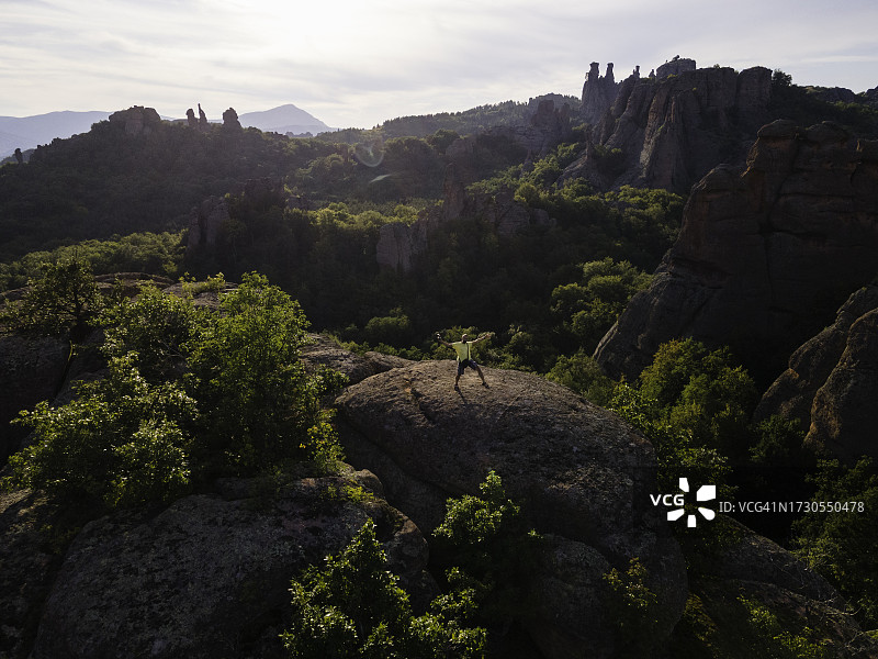 人与自然：日落时分高处的男人，鸟瞰图图片素材