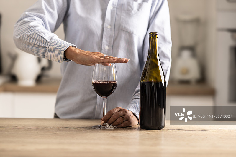 女性拒绝饮用红酒的手部细节图片素材