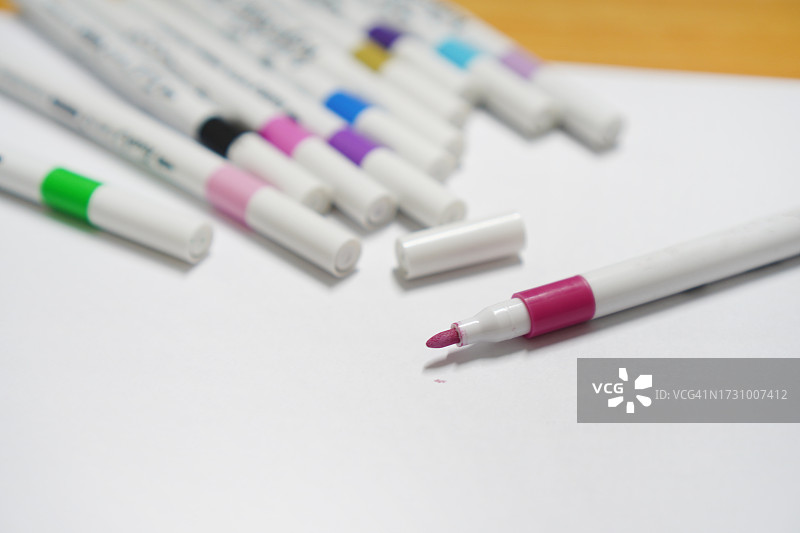 白色背景上的丙烯笔图片素材