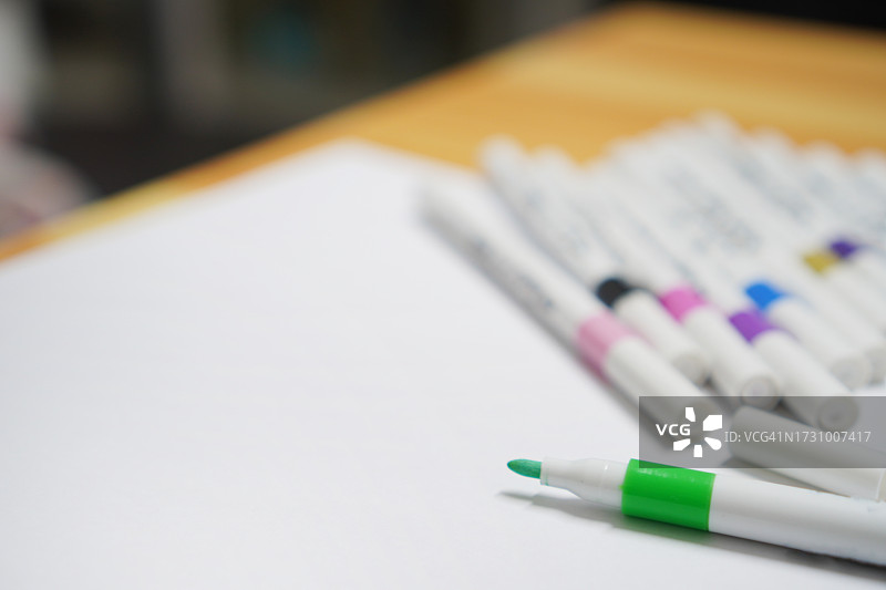 白色背景上的丙烯笔图片素材