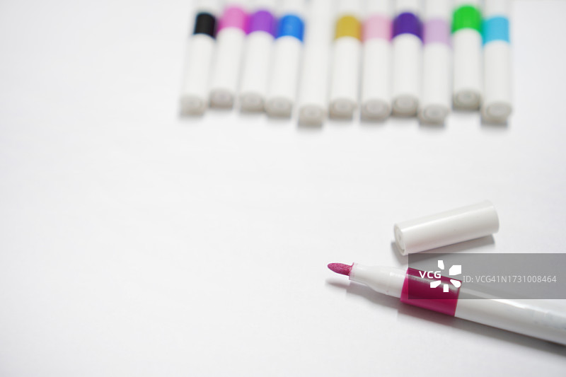 白色背景上的丙烯笔图片素材