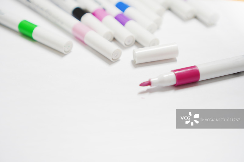 白色背景上的丙烯笔图片素材