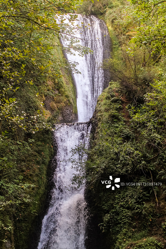 坚实瀑布图片素材