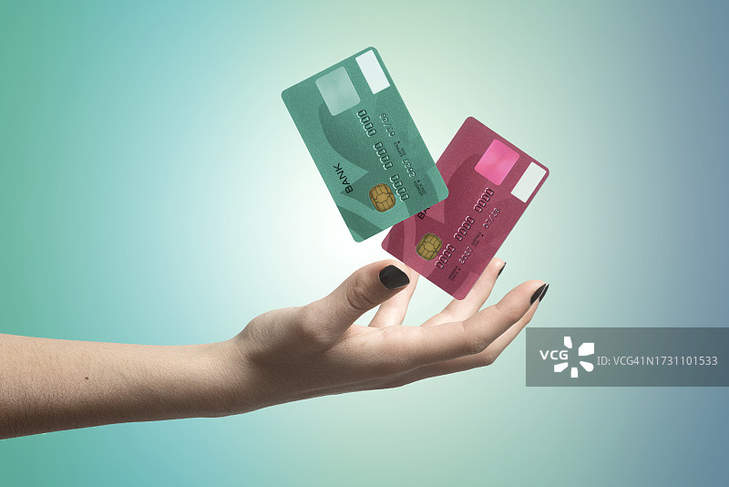 女人将信用卡扔向空中图片素材