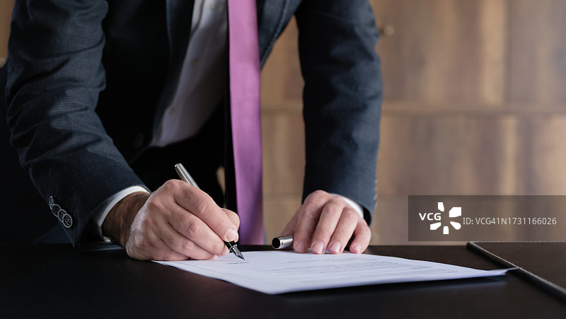 法官或法律顾问律师检查并签署法律文件图片素材