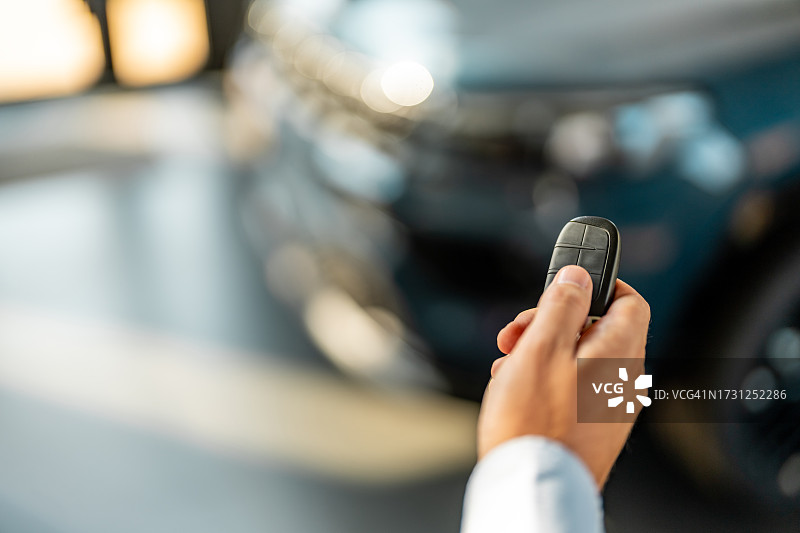 手按遥控车上的按钮图片素材