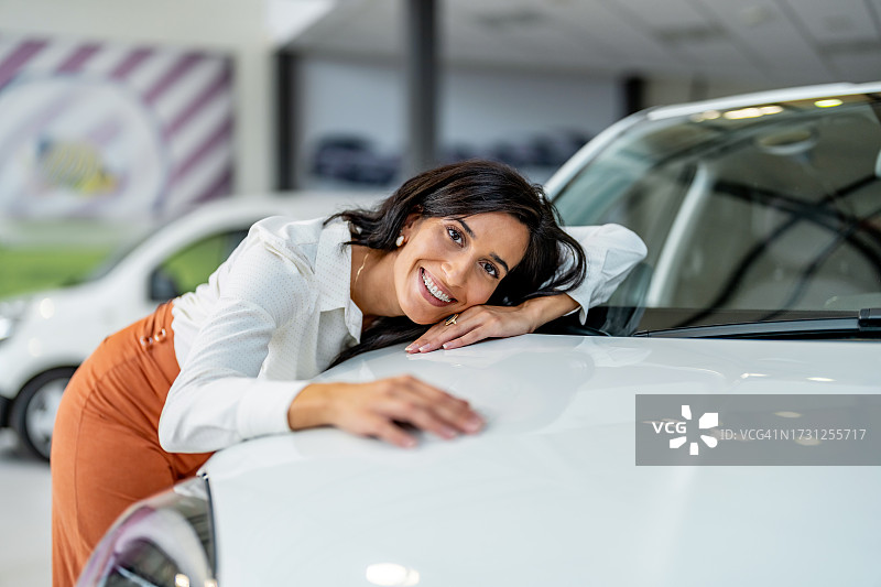 拥抱新车的年轻女子肖像图片素材