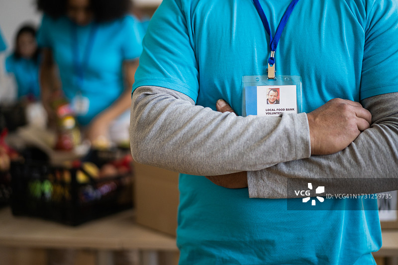 男子双臂交叉图片素材