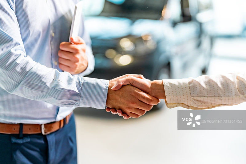 汽车经销商与客户握手图片素材
