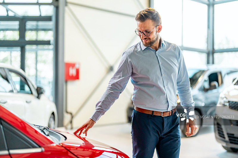 触摸车罩梦想购买新车的男顾客图片素材