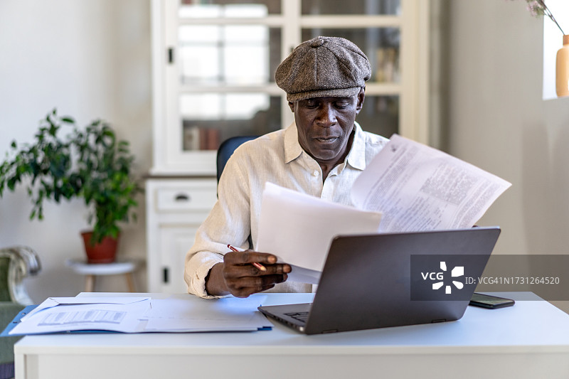 成熟男人检查财务文件图片素材