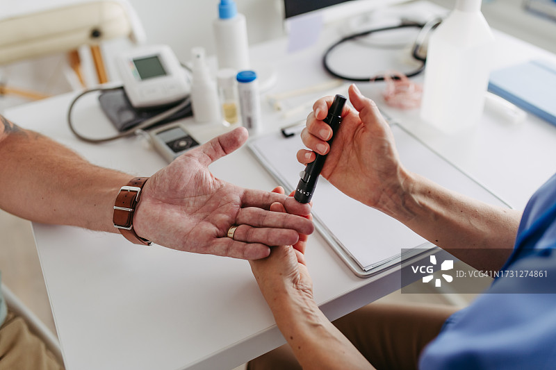 医生采集指尖血样进行血糖检测图片素材
