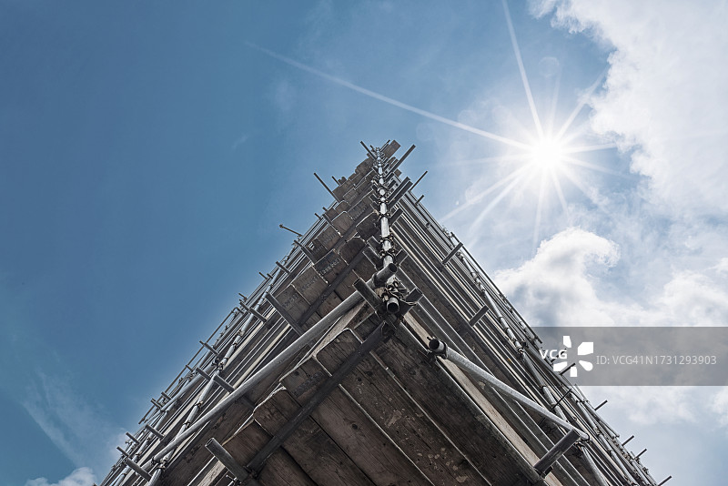 建筑脚手架和木板的仰视图图片素材