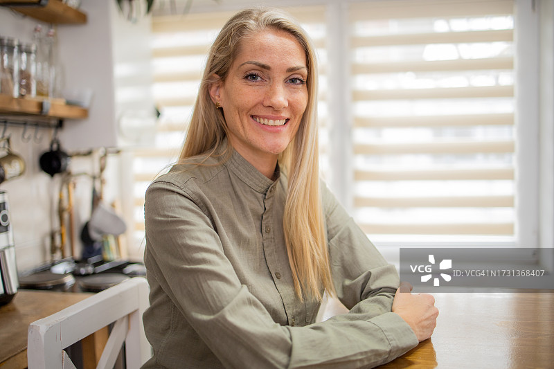 快乐的年轻女子图片素材