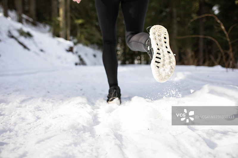 雪地上的脚印图片素材