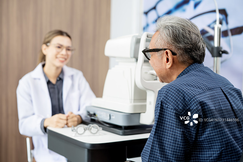 关注老年人健康视力。眼科医生在眼科诊所为老年患者进行眼科检查咨询。图片素材