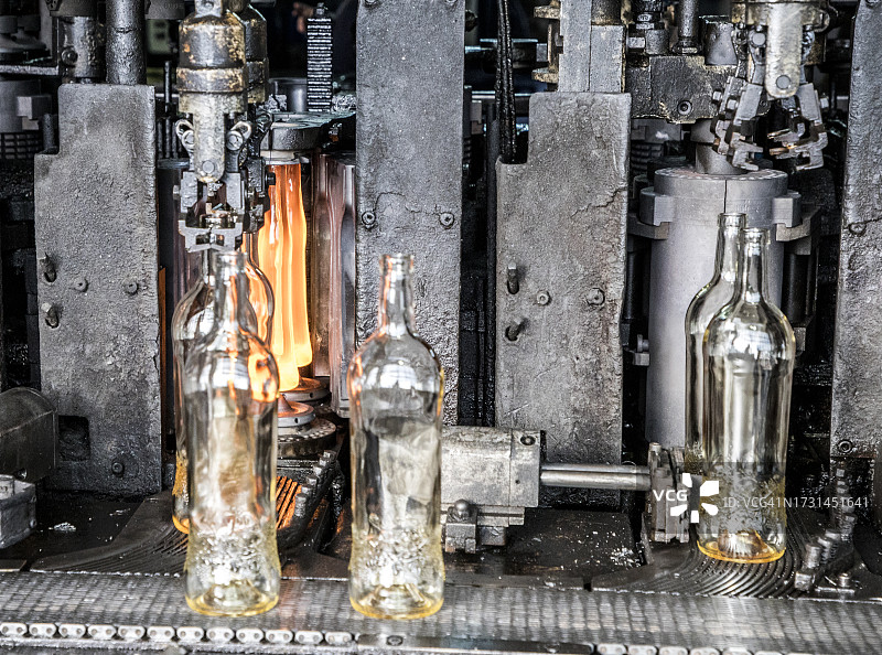 玻璃制品厂的输送带上的玻璃瓶图片素材