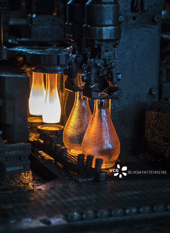 玻璃制品厂的输送带上的玻璃瓶图片素材