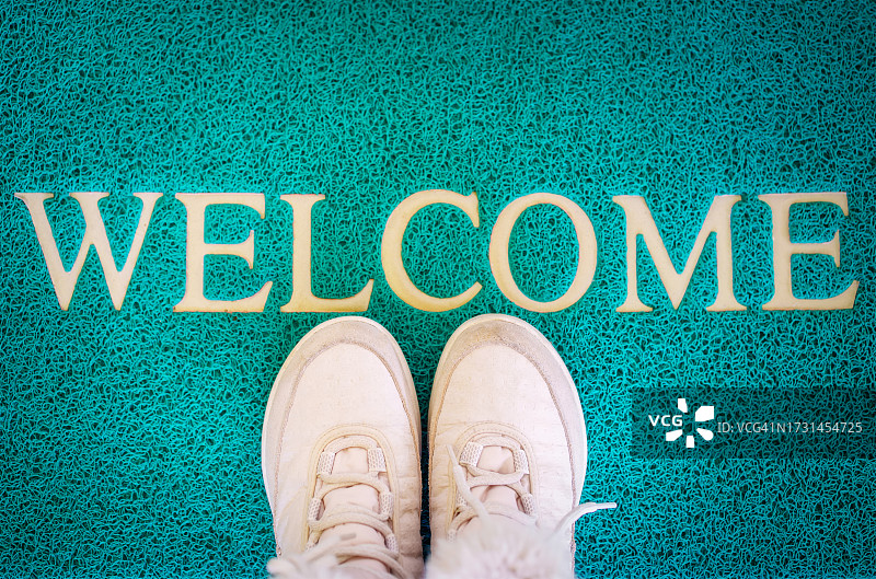 入口门附近的鞋垫，欢迎回家概念图片素材