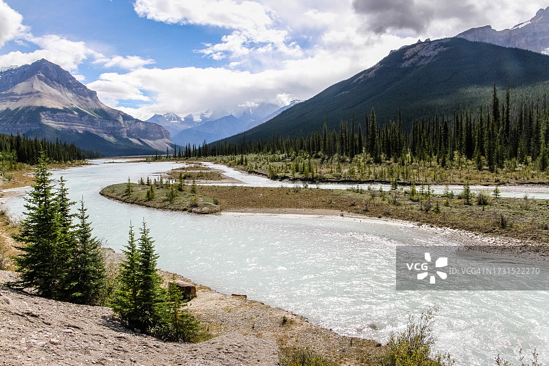 班夫国家公园内的弓河图片素材